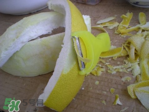 柚子皮泡腳有什么好處?柚子皮泡腳的好處和壞處 柚子皮泡腳有什么好處?柚子皮泡腳的好處和壞處