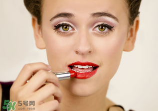 涂口紅嘴唇變白怎么辦？長期涂口紅的危害