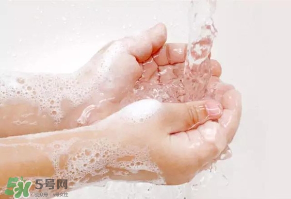 熱水泡手有什么好處?熱水泡手有什么好處和壞處 熱水泡手有什么好處?熱水泡手有什么好處和壞處