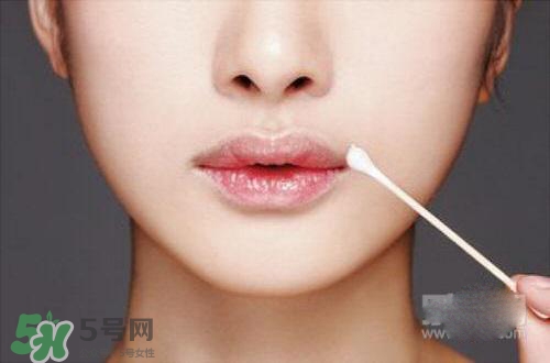 嘴唇干裂涂蜂蜜有用嗎？怎樣用蜂蜜改善嘴唇干裂？