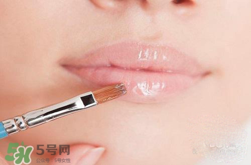 嘴唇干裂涂蜂蜜有用嗎？怎樣用蜂蜜改善嘴唇干裂？