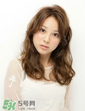 棕色頭發(fā)圖片女生_棕色中長發(fā)卷發(fā)發(fā)型圖片 棕色頭發(fā)圖片女生_棕色中長發(fā)卷發(fā)發(fā)型圖片