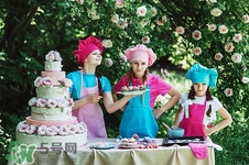 蛋糕側(cè)面怎么撒巧克力? 蛋糕側(cè)面怎么撒巧克力?