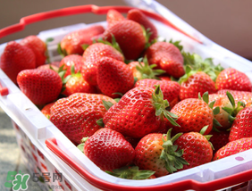 草莓上的黑點是什么？草莓上的黑點能吃嗎？