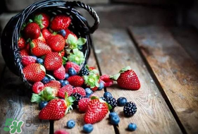 草莓上的黑點是什么？草莓上的黑點能吃嗎？