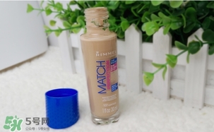 rimmel芮謎粉底液紅瓶藍瓶哪個好？rimmel粉底液紅藍瓶對比