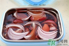 紅酒泡洋蔥的做法 紅酒泡洋蔥的神奇功效與作用 紅酒泡洋蔥的做法 紅酒泡洋蔥的神奇功效與作用