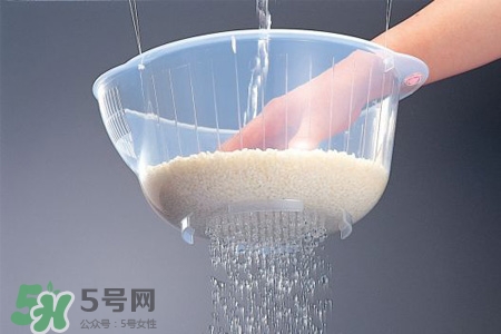 淘米水可以直接澆花嗎？淘米水澆花的正確方法