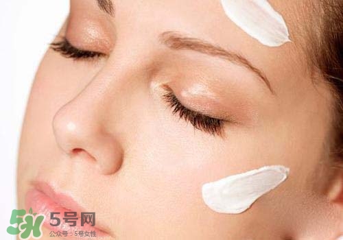 妝前乳是粉底液嗎？妝前乳和粉底液的區(qū)別