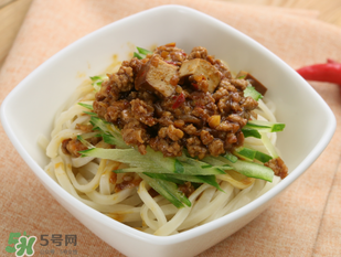 減肥可以吃炸醬面嗎？減肥期間吃炸醬面會(huì)胖嗎？