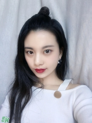 kiko2017情人節(jié)愛心口紅色號(hào) kiko2017情人節(jié)愛心口紅試色