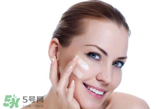 妝前乳是乳液?jiǎn)幔繆y前乳和乳液的區(qū)別