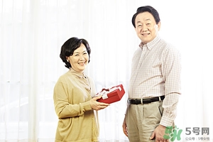 過年去女方家?guī)裁炊Y物_過年去女朋友家買什么 過年去女方家?guī)裁炊Y物_過年去女朋友家買什么