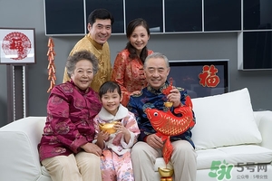 過年去女方家?guī)裁炊Y物_過年去女朋友家買什么 過年去女方家?guī)裁炊Y物_過年去女朋友家買什么