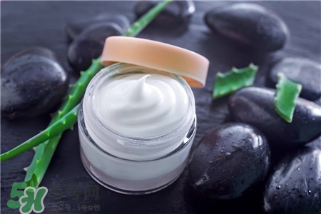 油皮可以用珂潤(rùn)嗎?油皮可以用面霜嗎? 油皮可以用珂潤(rùn)嗎?油皮可以用面霜嗎?