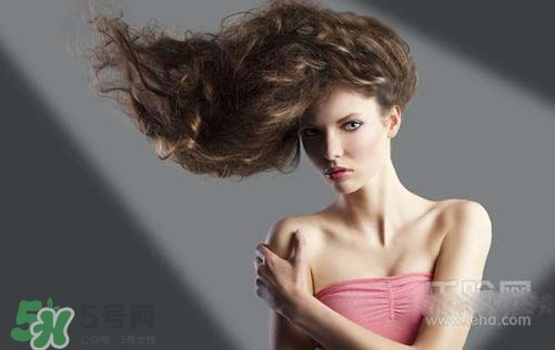 燙發(fā)的藥水貴的和便宜的都一樣嗎？燙發(fā)的藥水貴的和便宜的哪個(gè)好？