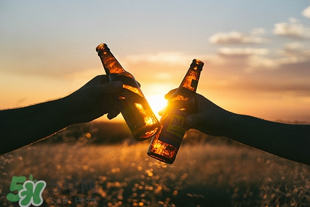 拉肚子能喝紅牛嗎?喝紅牛好嗎 拉肚子能喝紅牛嗎?喝紅牛好嗎