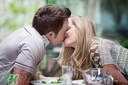 口腔潰瘍可以接吻嗎?接吻對(duì)口腔潰瘍有影響嗎? 口腔潰瘍可以接吻嗎?接吻對(duì)口腔潰瘍有影響嗎?