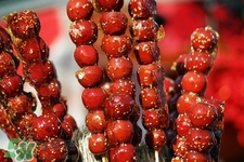 做糖葫蘆的紅色是什么？糖葫蘆外面紅色的是色素嗎？