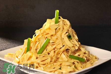 蔥油豆腐皮的做法,蔥油豆腐皮的功效與作用 蔥油豆腐皮的做法,蔥油豆腐皮的功效與作用