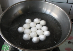 元宵用涼水煮還是熱水？煮元宵應(yīng)該是冷水下鍋還是熱水？