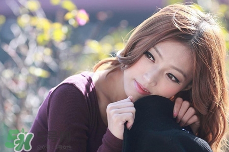 為什么春天容易生病？春天容易生什么?。?></p><h3>春季易發(fā)肝炎流感</h3><p>春天氣候復(fù)蘇，細(xì)菌和病毒漸漸活躍起來，是肝炎的多發(fā)季節(jié)。醫(yī)學(xué)專家建議，春季要特別注意衛(wèi)生，避免惹上肝炎。甲肝的發(fā)病季節(jié)為冬春季，戊肝為四季散發(fā)。病毒性肝炎中甲型肝炎、戊型肝炎均與‘吃’密不可分，患者大多是吃出來的肝炎。</p><p>甲肝和戊肝在職業(yè)人群中發(fā)病者較多，原因很簡單。上班族在外吃飯往往求異求新，而時下流行的無論是生吃蔬菜、魚或海鮮，都會讓各種細(xì)菌病毒有可趁之機，使人體致病。這些肝炎的傳播途徑主要是人們通過食入被甲肝、戊肝病毒污染的食物、水或使用被病毒污染的餐具。</p><p>據(jù)醫(yī)學(xué)資料顯示，甲肝好發(fā)對象以青少年為主;戊肝以中年、老年、孕婦為主。這兩種肝炎雖然不會轉(zhuǎn)為慢性肝炎，但其病程一般都在一個月左右，此后還要有一到兩個月的休息才能完全恢復(fù)。</p><p>春季預(yù)防流腦：流腦是兒童中多發(fā)傳染病，小學(xué)、幼兒園、托兒所要做好晨檢，發(fā)現(xiàn)可疑病兒應(yīng)及時送醫(yī)院治療，并做好隔離和其他兒童的預(yù)防工作。</p><p style=