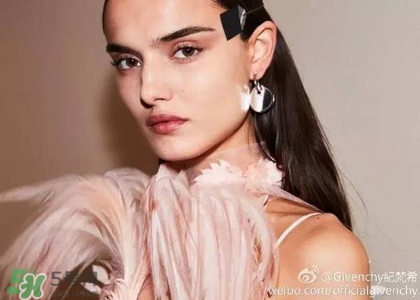 紀(jì)梵希包先生2017情人節(jié)包包多少錢？紀(jì)梵希情人節(jié)包包哪里買？