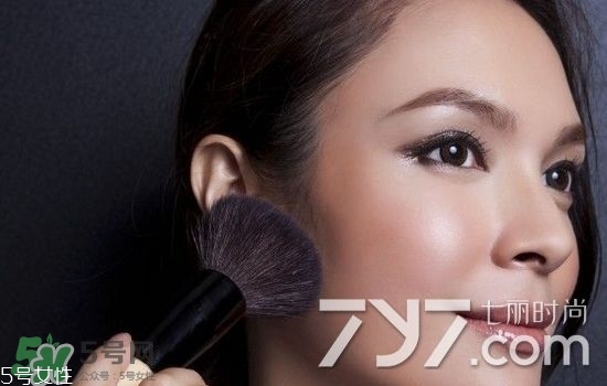 修容膏和修容粉哪個(gè)好用？新手用修容粉好還是膏好？