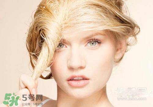 染發(fā)前可以洗頭嗎？染發(fā)前洗頭好還是不洗頭好？