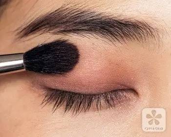 豆沙色眼影怎么畫(huà)？豆沙色眼影畫(huà)法