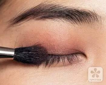 豆沙色眼影怎么畫(huà)？豆沙色眼影畫(huà)法
