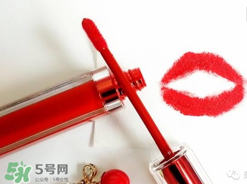 涂唇釉嘴唇干是怎么回事？涂唇釉嘴唇干怎么辦？