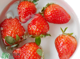 草莓可以用熱水泡嗎？草莓可以用開水燙泡著吃嗎？