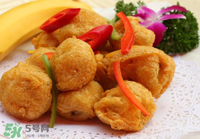 炸香蕉外面包裹的是什么？炸香蕉放面粉好還是淀粉？