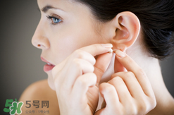 一次性耳釘怎么取下來？一次性耳釘多久取下來？