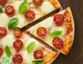 披薩可以用微波爐加熱嗎？披薩用微波爐怎么加熱？