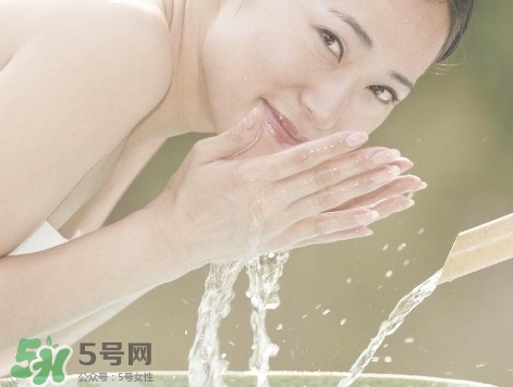 臉上長(zhǎng)痘痘可以用鹽水洗臉嗎?有什么好處? 臉上長(zhǎng)痘痘可以用鹽水洗臉嗎?有什么好處?