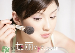 粉底液會(huì)浮粉是怎么回事？粉底液浮粉的原因