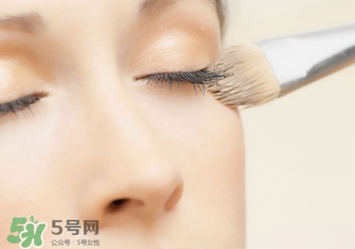 粉底液浮粉怎么辦？粉底液浮粉起皮怎么辦？