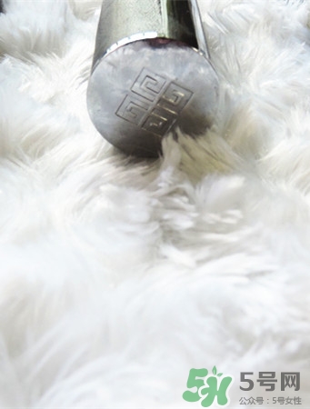 紀(jì)梵希小羊皮是啞光嗎？紀(jì)梵希小羊皮干不干？