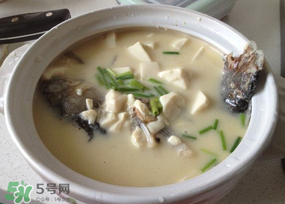 鯽魚湯怎么做才白？鯽魚湯怎么熬成奶白色？