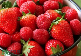 草莓爛了點(diǎn)皮可以吃嗎？草莓表皮發(fā)白是爛了嗎？