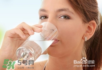 嘴唇干燥是什么原因？嘴唇干裂脫皮怎么辦？