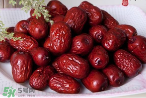 紅棗有點(diǎn)酸還能吃嗎？紅棗為什么會(huì)酸？