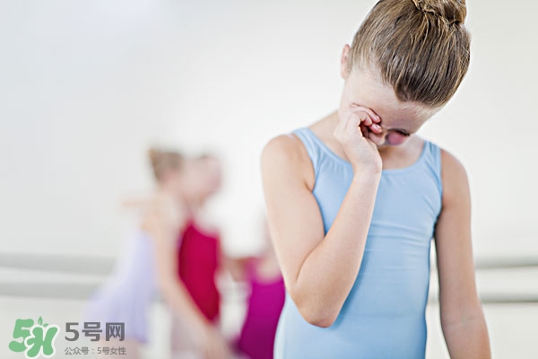 哭了一晚上眼睛很痛怎么辦 哭多了眼睛疼怎么辦 哭了一晚上眼睛很痛怎么辦 哭多了眼睛疼怎么辦