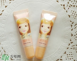 愛麗小屋唇部磨砂膏怎么樣？愛麗小屋唇部磨砂膏和悅詩風吟哪個好？