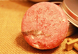 lush小紅帽洗發(fā)皂怎么用？lush小紅帽洗發(fā)皂使用方法