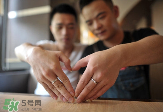 為什么同性戀都是帥哥？為什么同性戀容易的艾滋病呢