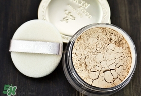 長痘痘可以涂散粉嗎？痘痘肌可以用散粉嗎？