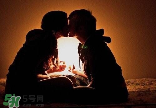 接吻時女生的生理反應(yīng)是什么？怎么接吻教程